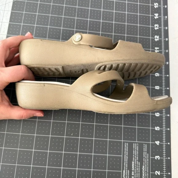 Crocs Womens 6 Patricia Slide Comfort Tan Wedge Sandals Open Toe Casual Slip On - Picture 3 of 6